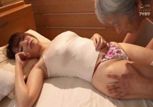 Bố già dâm dục nửa đêm ghé phòng con dâu xem bướm nóng bỏng