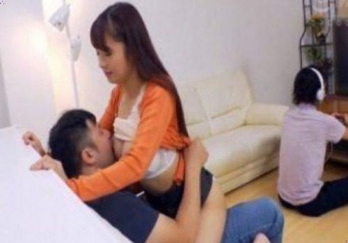 Chồng nghiện game, cô vợ đành cùng bạn thân lén lút quan hệ