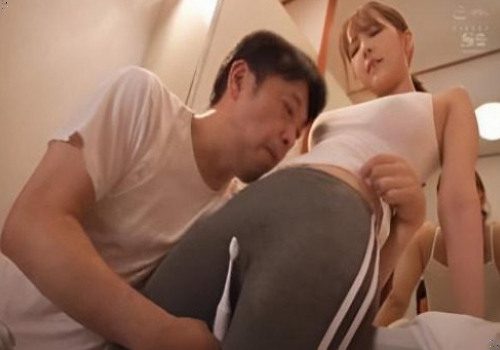 Chú ấu dâm bệnh hoạn dùng bàn chải kích thích lồn cháu gái nứng
