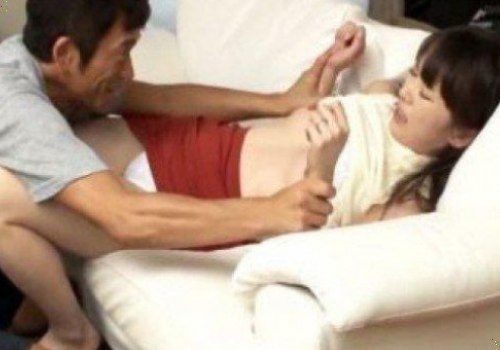 Cô nàng ngây thơ bị anh trai giữ lại làm trò bạo dâm