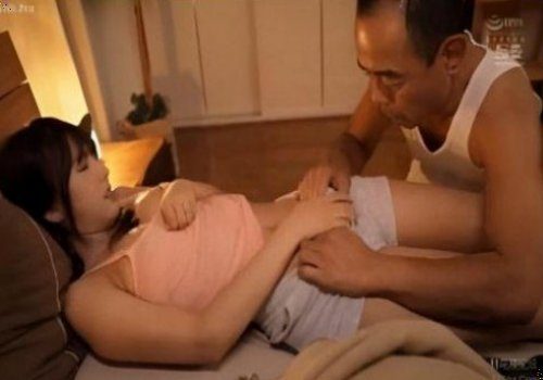 Nàng dâu để yên cho bố chồng nứng cặc được thỏa mãn