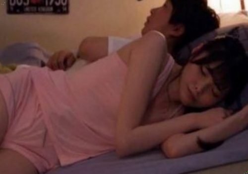 Ngủ chung cùng cô bạn thân mặc đồ siêu gợi cảm