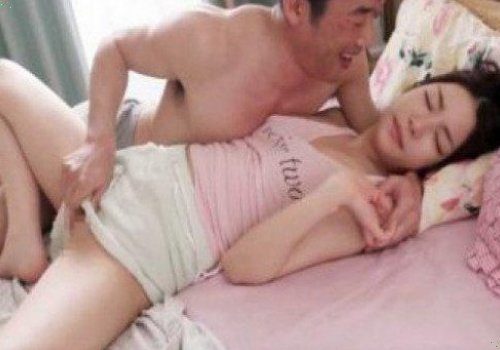 Tranh thủ móc bướm em đồng nghiệp cực phê khi chồng đi vắng